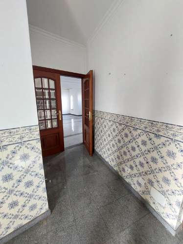 Moradia T4+1 com logradouro