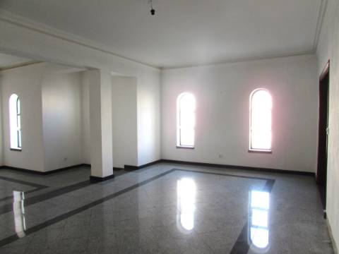 Moradia T4+1 com logradouro
