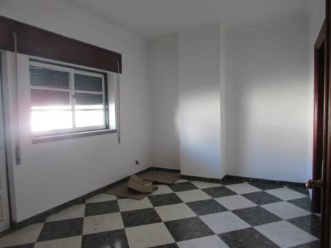 Moradia T4+1 com logradouro