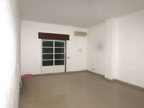 Moradia T4+1 com logradouro