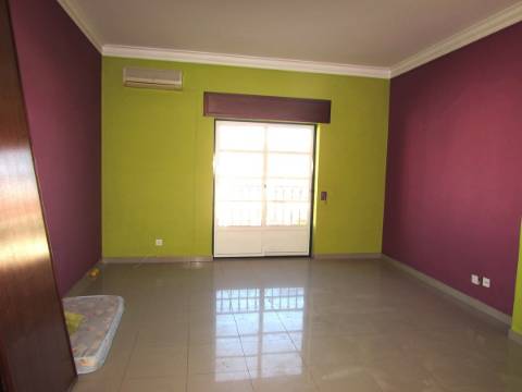 Moradia T4+1 com logradouro