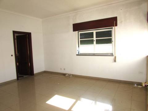 Moradia T4+1 com logradouro