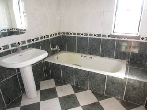 Moradia T4+1 com logradouro