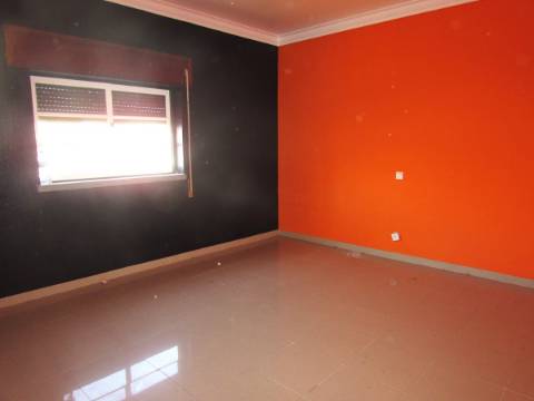 Moradia T4+1 com logradouro