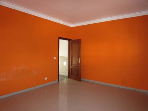 Moradia T4+1 com logradouro