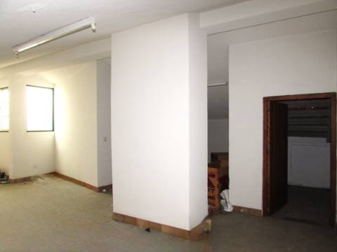 Moradia T4+1 com logradouro