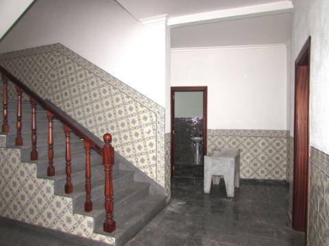 Moradia T4+1 com logradouro