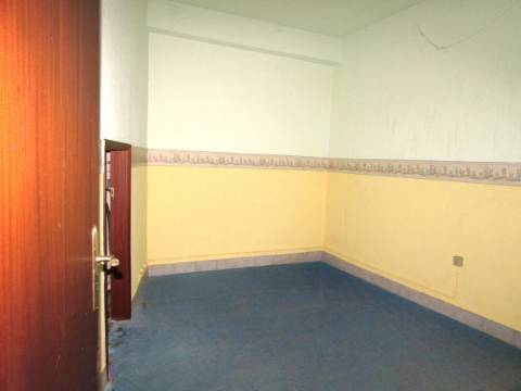 Moradia T4+1 com logradouro