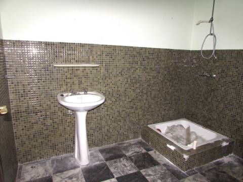 Moradia T4+1 com logradouro