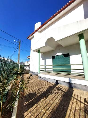 Moradia T4+1 com logradouro
