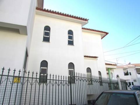 Moradia T4+1 com logradouro