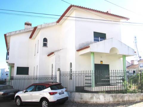 Moradia T4+1 com logradouro