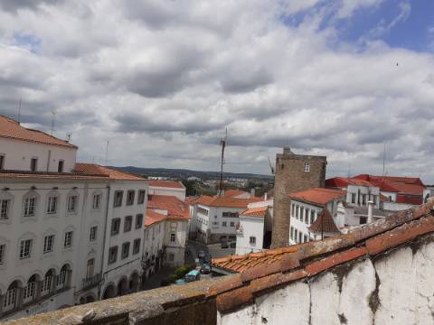 Edifício de Elevado Interesse no Centro Histórico de Elvas | Potencial Hoteleiro, Comercial e Habitacional
