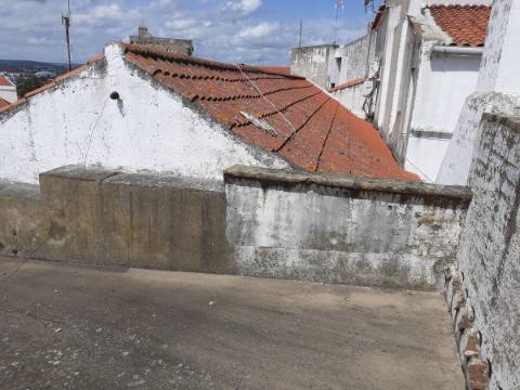 Edifício de Elevado Interesse no Centro Histórico de Elvas | Potencial Hoteleiro, Comercial e Habitacional