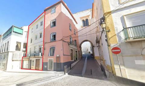 Edifício de Elevado Interesse no Centro Histórico de Elvas | Potencial Hoteleiro, Comercial e Habitacional