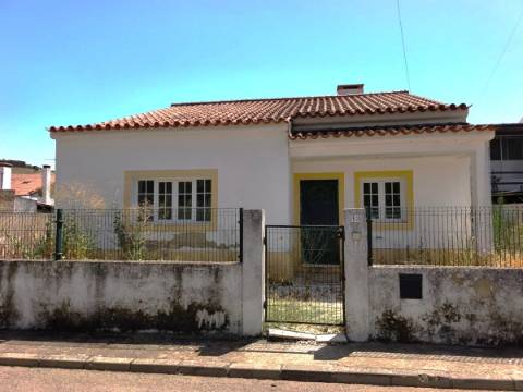 Moradia Térrea T3 com Quintal, Garagem e Terraço