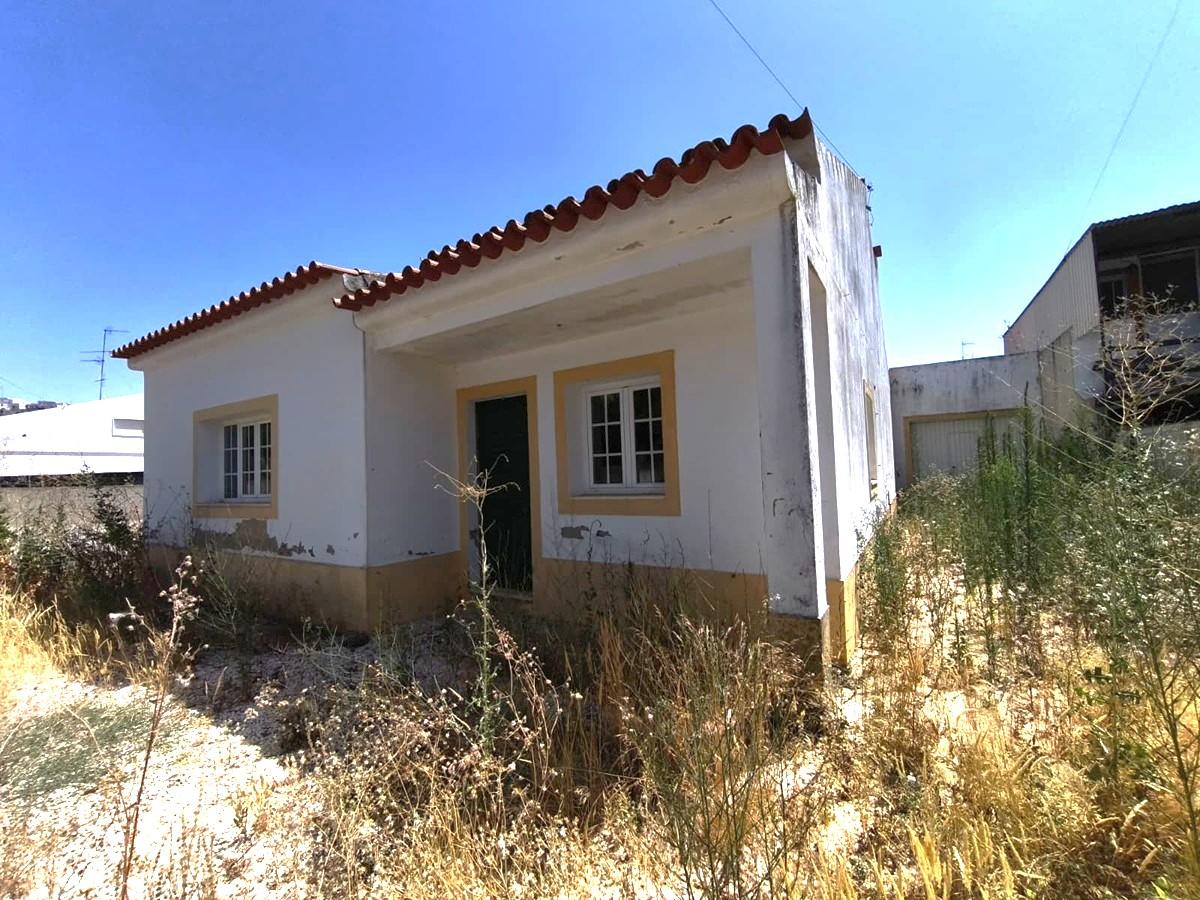 Moradia Térrea T3 com Quintal, Garagem e Terraço
