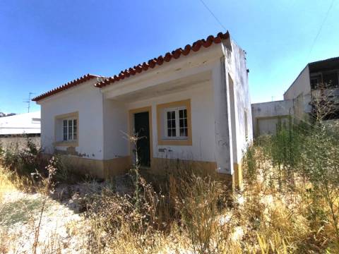 Moradia Térrea T3 com Quintal, Garagem e Terraço