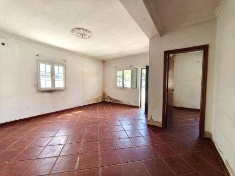 Moradia Térrea T3 com Quintal, Garagem e Terraço