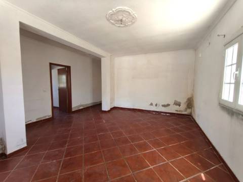 Moradia Térrea T3 com Quintal, Garagem e Terraço