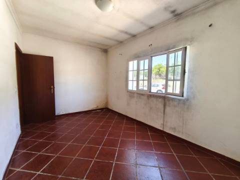 Moradia Térrea T3 com Quintal, Garagem e Terraço