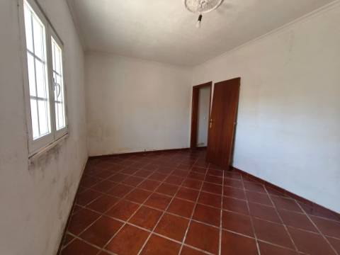 Moradia Térrea T3 com Quintal, Garagem e Terraço
