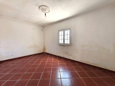 Moradia Térrea T3 com Quintal, Garagem e Terraço