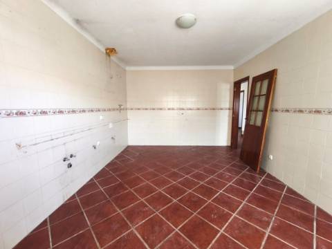 Moradia Térrea T3 com Quintal, Garagem e Terraço