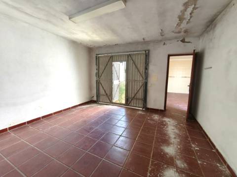 Moradia Térrea T3 com Quintal, Garagem e Terraço