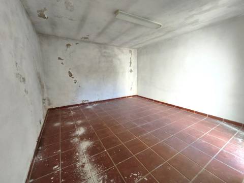 Moradia Térrea T3 com Quintal, Garagem e Terraço