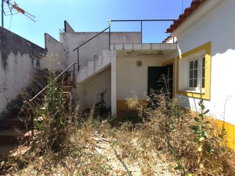 Moradia Térrea T3 com Quintal, Garagem e Terraço
