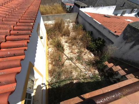 Moradia Térrea T3 com Quintal, Garagem e Terraço