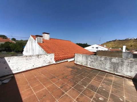 Moradia Térrea T3 com Quintal, Garagem e Terraço