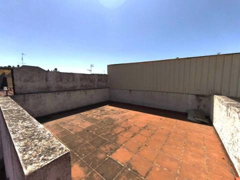 Moradia Térrea T3 com Quintal, Garagem e Terraço
