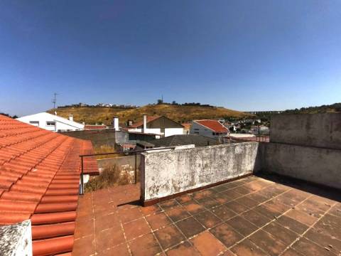 Moradia Térrea T3 com Quintal, Garagem e Terraço