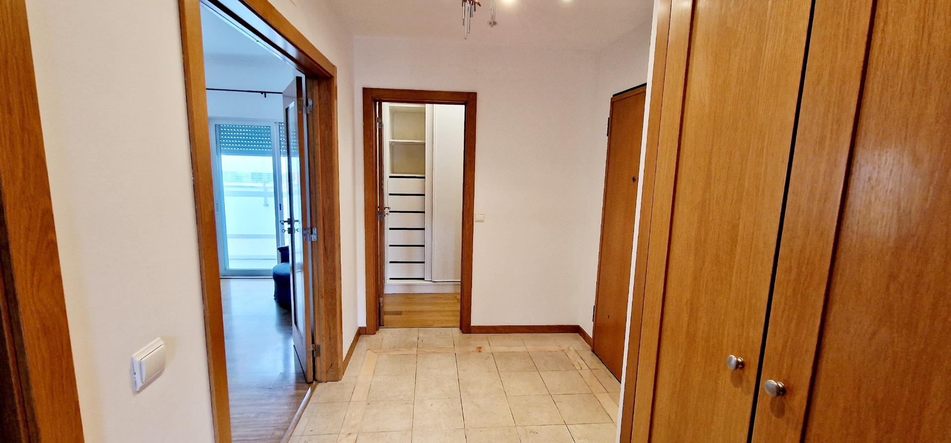 Apartamento T2 com terraço e garagem box à venda no Lumiar