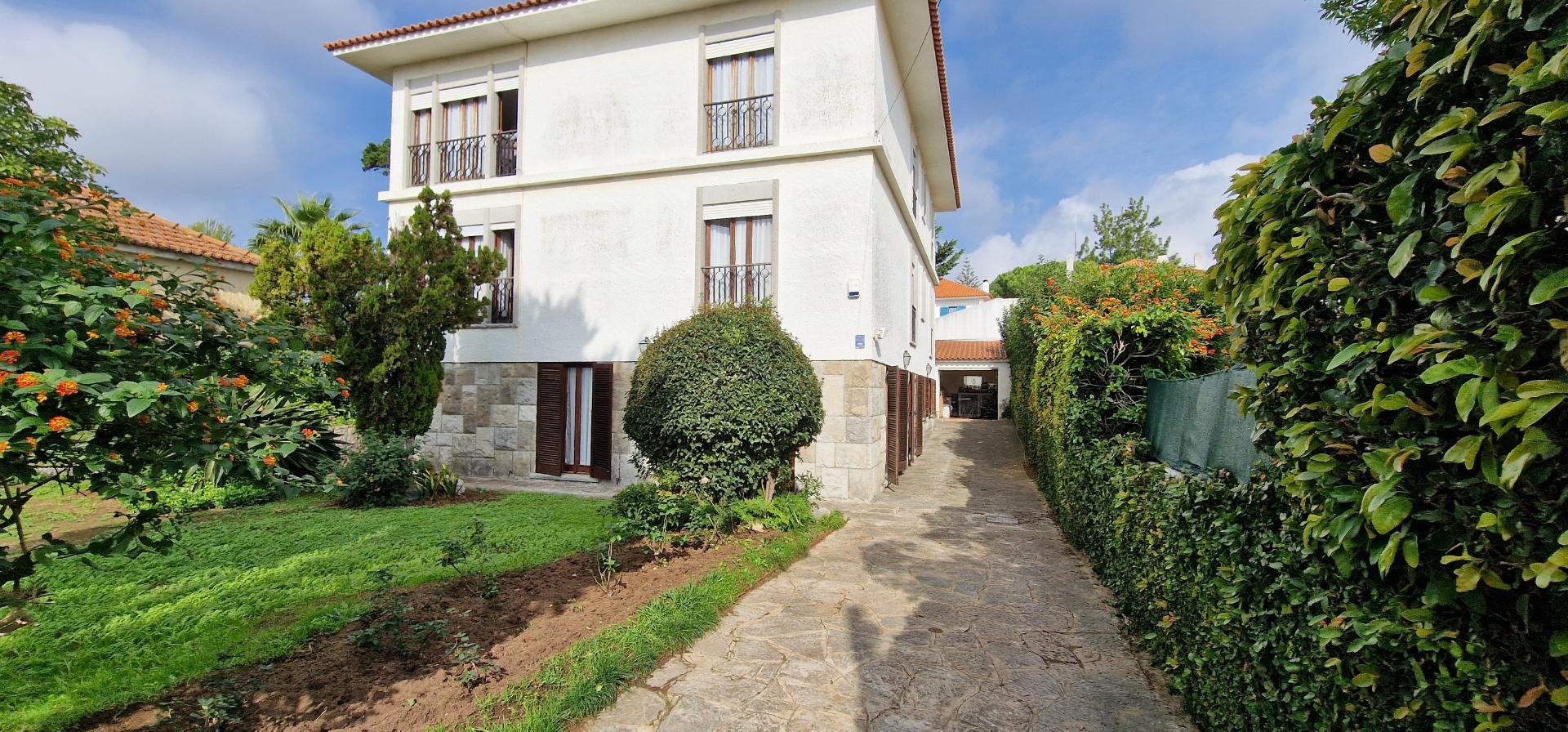Moradia T7 Independente em Cascais com Jardim e Garagem