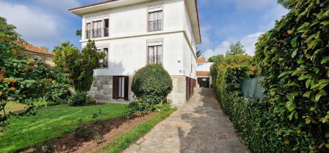 Moradia T7 Independente em Cascais com Jardim e Garagem