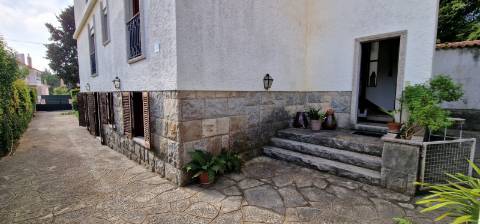 Moradia T7 Independente em Cascais com Jardim e Garagem