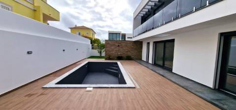Moradia nova T4 com piscina em Azeitão - zona calma e verde, com certificação energética A