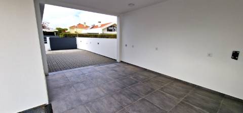 Moradia nova T4 com piscina em Azeitão - zona calma e verde, com certificação energética A