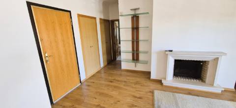 T1 mobilado com varanda, garagem e acesso a piscina, ginásio e sauna na prestigiada Quinta da Beloura