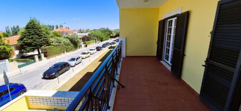 T1 mobilado com varanda, garagem e acesso a piscina, ginásio e sauna na prestigiada Quinta da Beloura