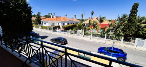 T1 mobilado com varanda, garagem e acesso a piscina, ginásio e sauna na prestigiada Quinta da Beloura