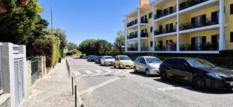 T1 mobilado com varanda, garagem e acesso a piscina, ginásio e sauna na prestigiada Quinta da Beloura