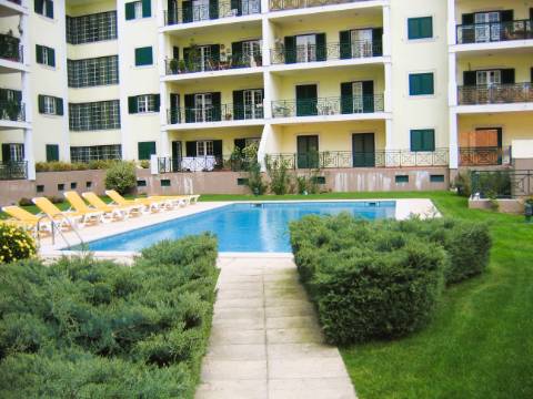 T1 mobilado com varanda, garagem e acesso a piscina, ginásio e sauna na prestigiada Quinta da Beloura