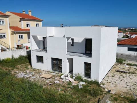 Moradia T3+1 - Santa Bárbara