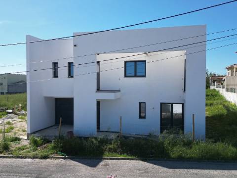 Moradia T3+1 - Santa Bárbara