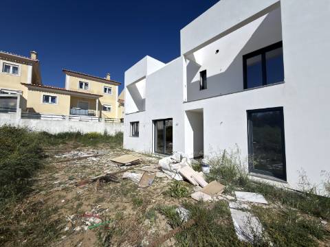 Moradia T3+1 - Santa Bárbara