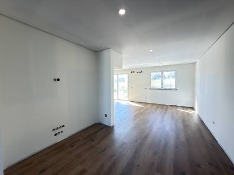 Moradia T3+1 - Santa Bárbara